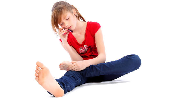 Niña hablando con el móvil