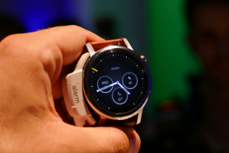 Ya puedes ponerle las watchfaces del Moto 360 de segunda generación al modelo original