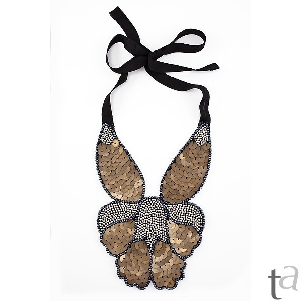 Decora tu cuello con los collares babero, el accesorio de moda más ... Decora tu cuello con los collares babero, el accesorio de moda más ...