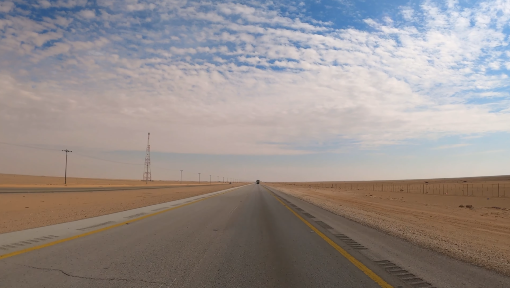 Estrada reta mais longa do mundo é um desafio mental: 240 km sem curvas, no meio do deserto e com tráfego de caminhões