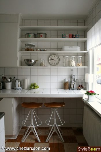 Una barra de desayunos en una cocina estrecha