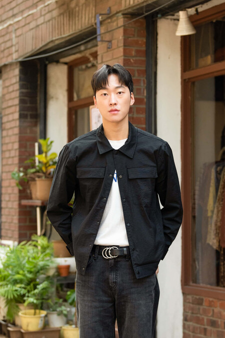 Seul Nos Muestra Que El Mejor Street Style De La Semana Se Lleva Con Basicos En Clave Urbana 3