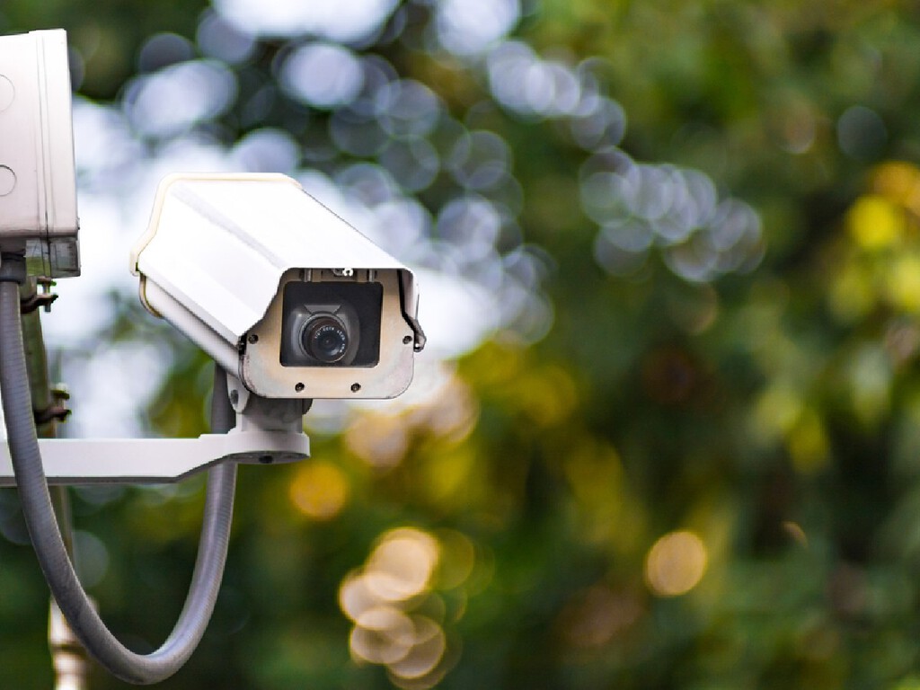 Era para proteger, mas virou guerra de privacidade: moradores dos EUA estão destruindo câmeras de vigilância nas ruas por um motivo bem específico