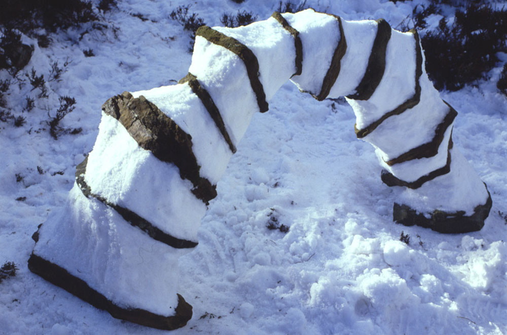 Arco de nieve y rocas