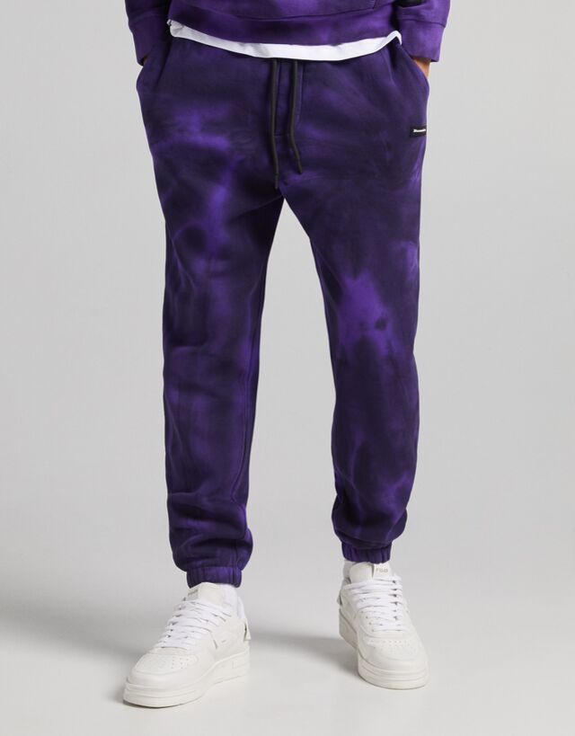 Pantalón púrpura con detalle tie-dye