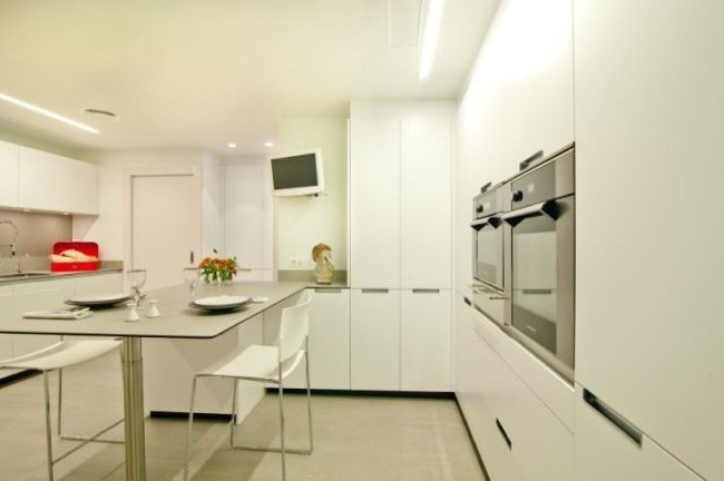 Compensar la ausencia de luz natural con colores claros en la cocina