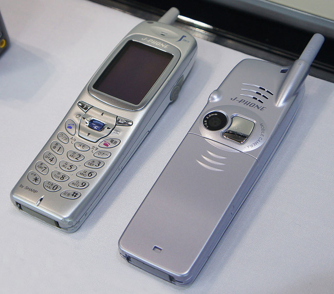Sharp J-SH04, el primer teléfono móvil con cámara digital incorporada