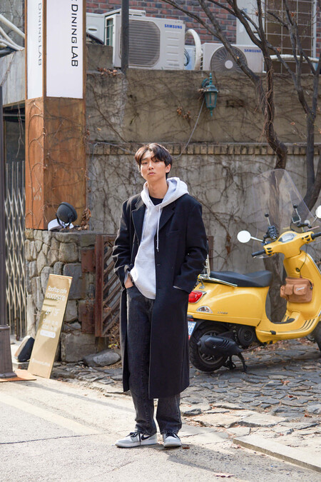 Seul Nos Muestra Que El Mejor Street Style De La Semana Se Lleva Con Basicos En Clave Urbana 5
