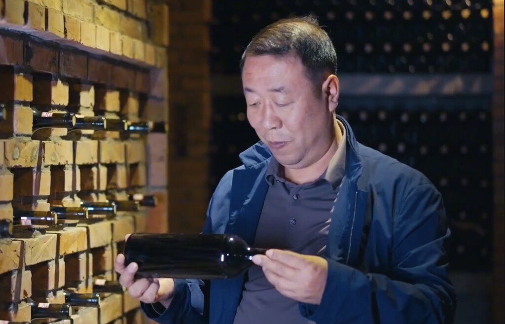 Um dos maiores críticos de vinho é francês, visitou a China e tem más notícias para a França