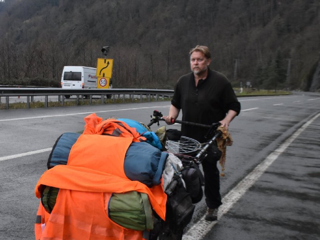 Ele saiu de casa em 1999 e nunca mais parou: a aposta de ir do Chile ao Reino Unido a pé virou uma odisseia de 26 anos