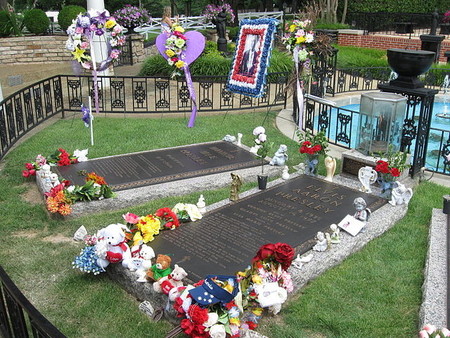 graceland visitando la extravagante tumba de elvis presley elvis presley graceland christmas mansion