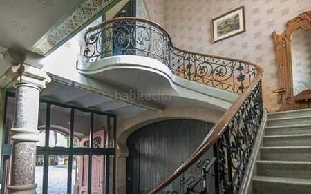 El recibidor y la escalera del palacete de Manresa que han pillado Rosalía y Rauw Alejandro por dos millones de euros - Idealista