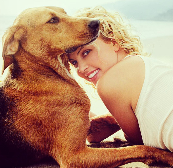 Charlize Theron y Tucker