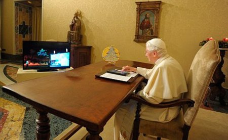 La imagen de la semana: el Papa enciende un árbol de navidad...con un tablet Android