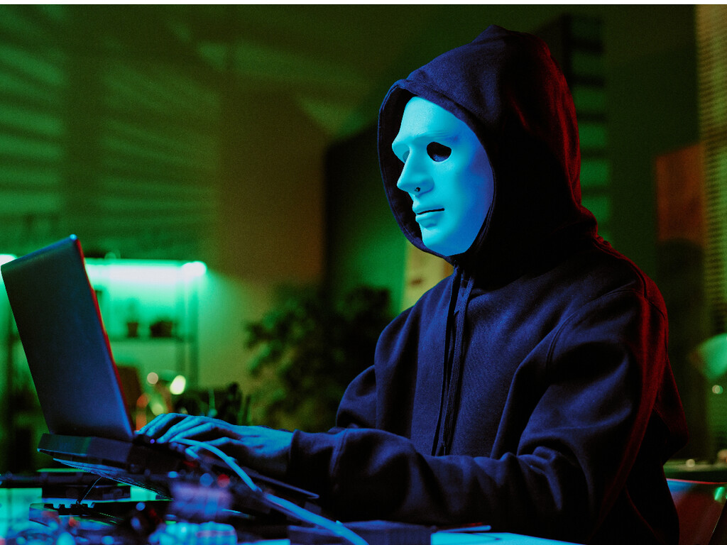 Nem mísseis, nem drones: o conflito no Irã criou um exército de hackers sem fronteiras que os governos já não conseguem controlar