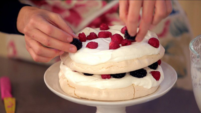 Receta de pavlova con frutos rojos