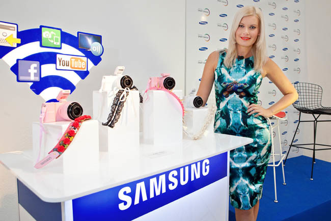 Samsung NX y Maya Hansen