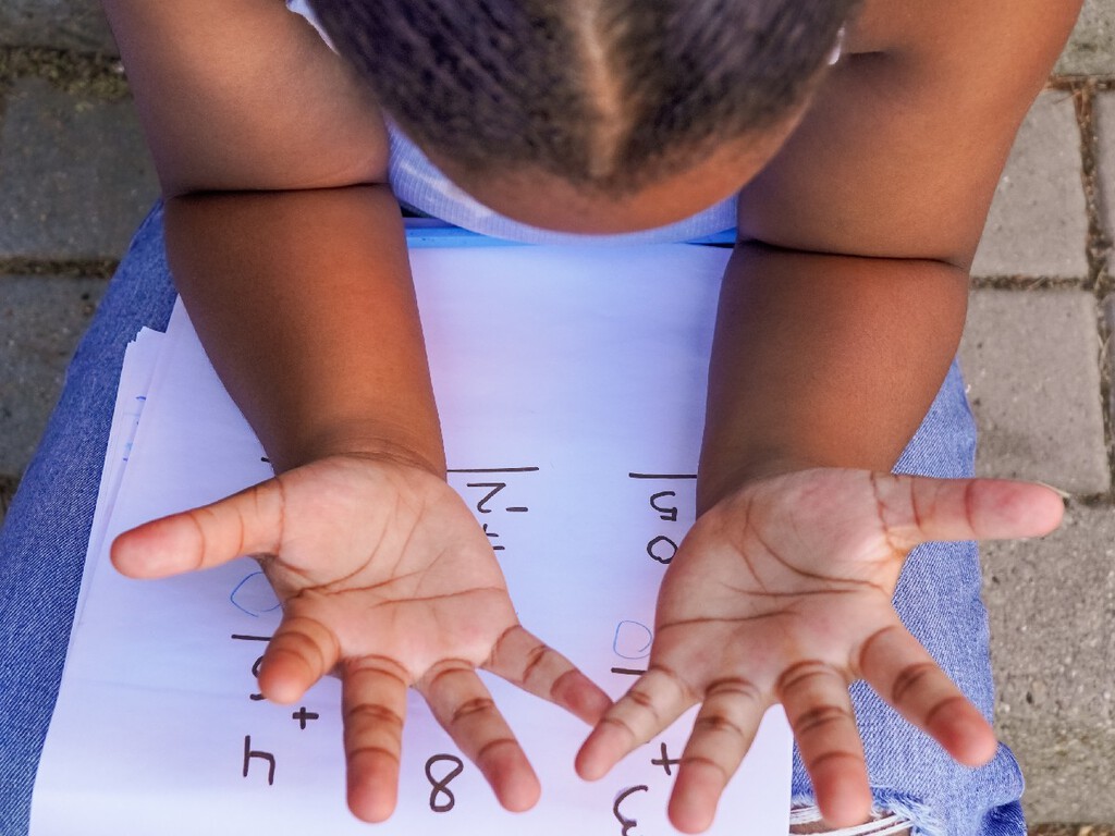 Se seu filho tem dificuldade em matemática, a ciência tem algo a lhe dizer: o verdadeiro culpado foi descoberto dentro do cérebro