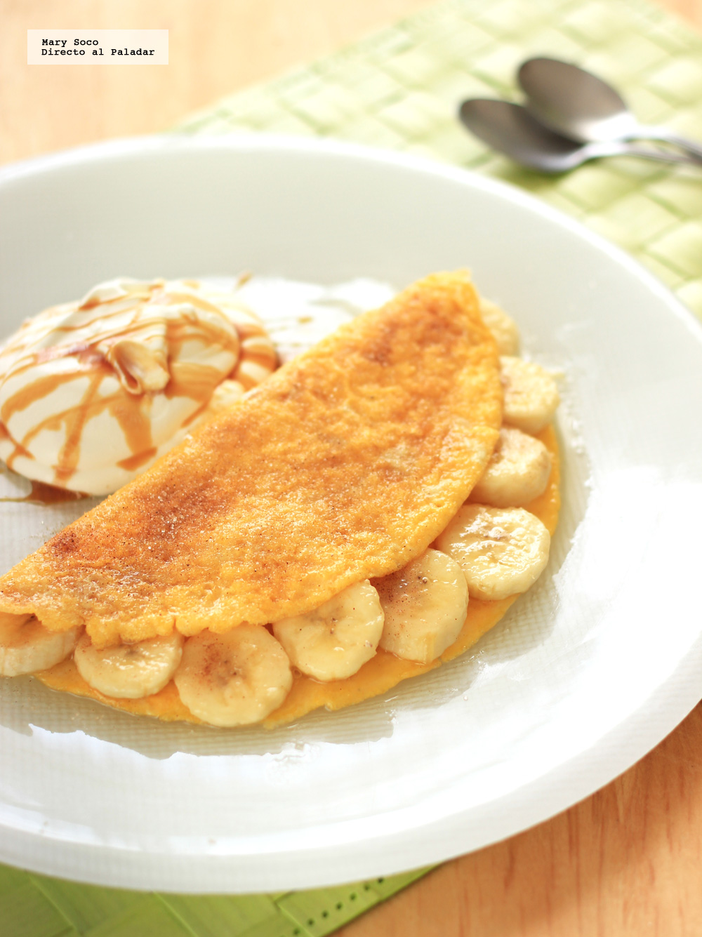 Tortilla de huevo dulce rellena de plátano. Receta