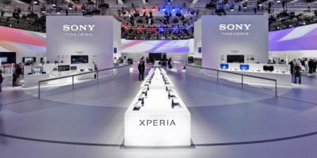 Un smartwatch y el Xperia Z3 Tablet Compact aparecen en una foto de la propia Sony