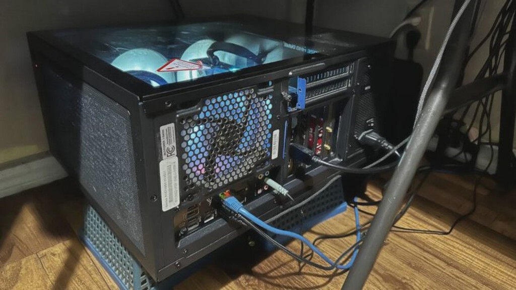 Todos os outros jogadores configuram seus PCs na vertical, mas um deles faz isso de uma maneira completamente diferente há 4 anos: ele simplesmente deita o computador na horizontal