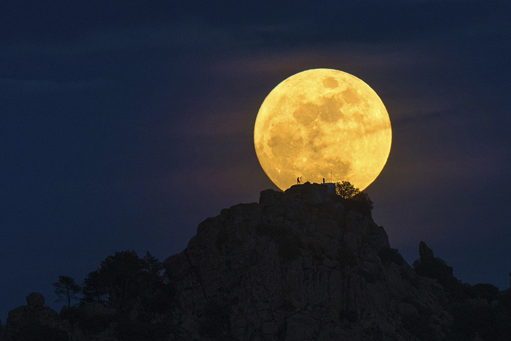 Man On The Moon Dani Caxete
