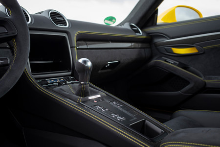 Porsche 718 Cayman GT4 palanca marchas