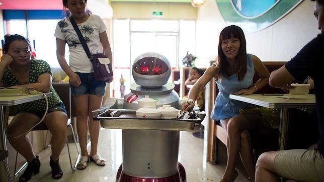 Resultado de imagen para robots que ayudan en los restaurantes