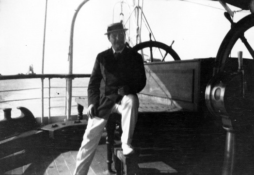 Doyle en un barco por el Mediterráneo