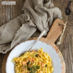 Tagliatelle con salsa cremosa de salmón ahumado, alcaparras y eneldo. Receta