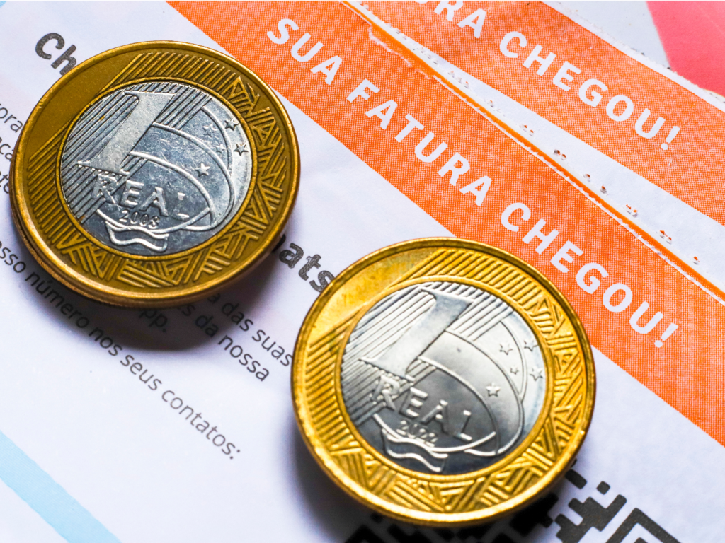 Adeus à conta de luz abusiva: a estratégia das jovens mulheres que fez a procura por uma alternativa energética explodir 650%