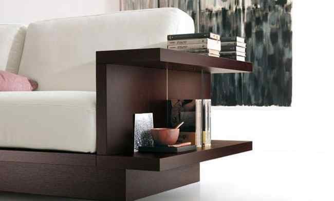 Un sofá con espacio de almacenaje alrededor