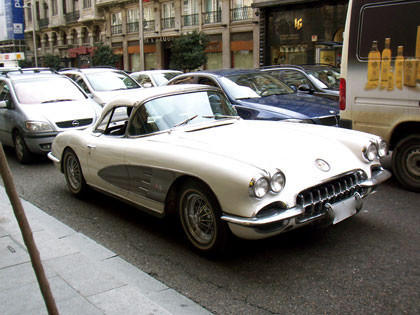 Un Corvette C1 paseándose por la Gran Vía