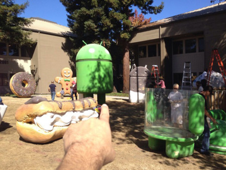 Las estatuas Android del GooglePlex se acicalan para recibir la próxima versión