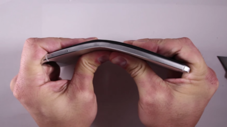 El bendgate del Nexus 6P vuelve: sí, hay móviles que se doblan si aplicas mucha fuerza