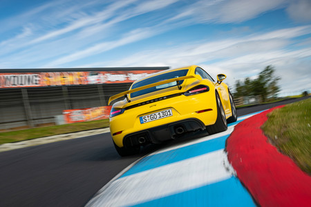 Porsche 718 Cayman GT4 trasera