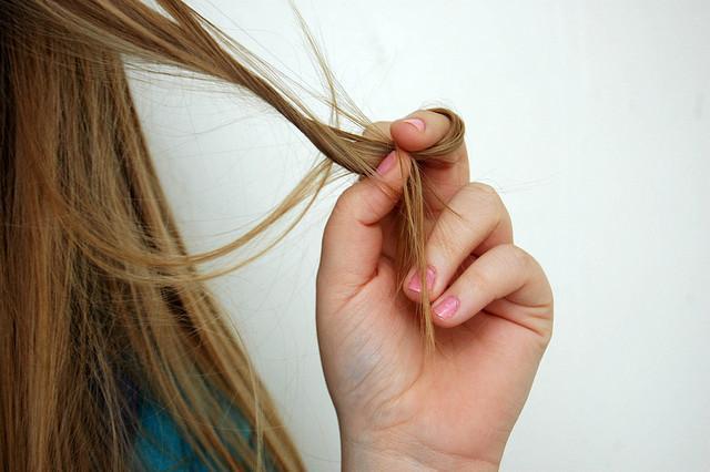 Para el crecimiento de los cabello hacía la máscara sobre el kéfir