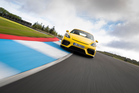 Porsche 718 Cayman GT4 frontal en circuito
