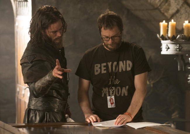 Duncan Jones revisa el guion durante el rodaje