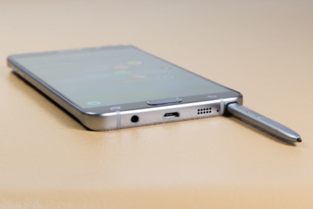 Un vistazo interior al 'Pengate', esto es lo que sucede dentro del Note 5 cuando introducimos el S-Pen al revés
