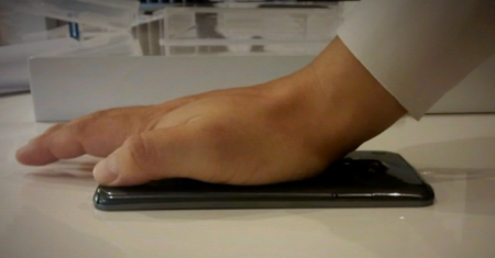 LG G Flex no monta una pantalla curva, es realmente flexible (Vídeo)