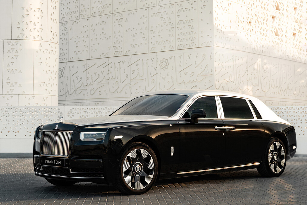A Rolls-Royce vem há cinco anos disparando raios laser contra um de seus carros; o motivo: reproduzir um design árabe de mil anos atrás