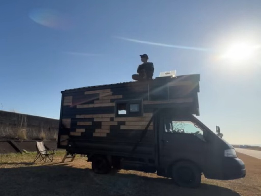 Parece LEGO, mas é real: a casa sobre rodas desmontável feita a partir de um caminhão comum