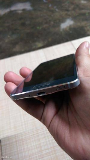 Nuevas fotografías del Samsung Galaxy Alpha, esta vez en color negro y acompañado del iPhone