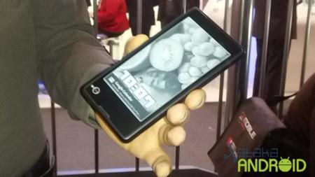 Probamos el YotaPhone, el teléfono con una pantalla de tinta electrónica