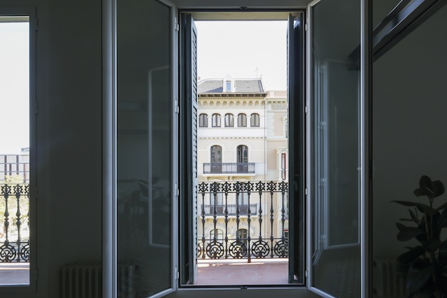 Puertas abiertas: diseño en blanco, baldosa hidráulica y mucha luz en