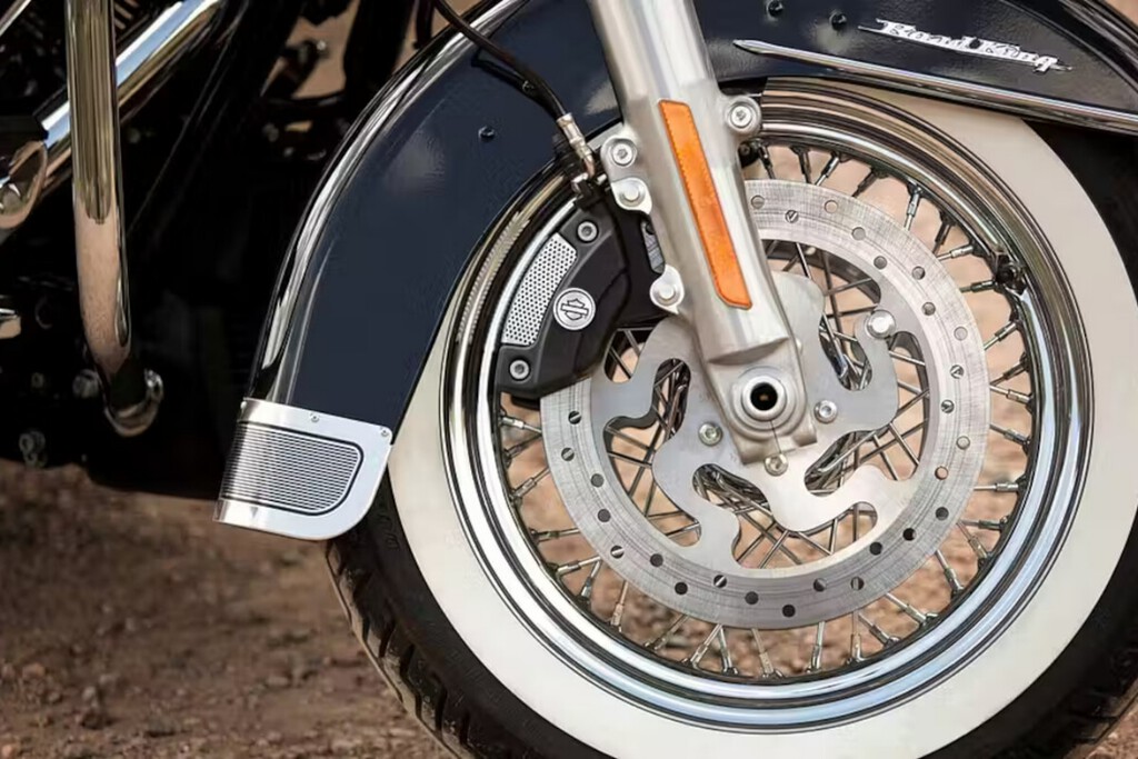 Os pneus de motocicletas antigas eram brancos, mas não propositalmente; foi um erro técnico que se tornou um ícone retrô