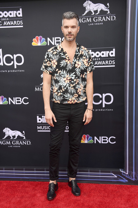 A J Gibson Lleva El Mood Tropical A La Alfombra Roja De Los Billboards Music Awards 3