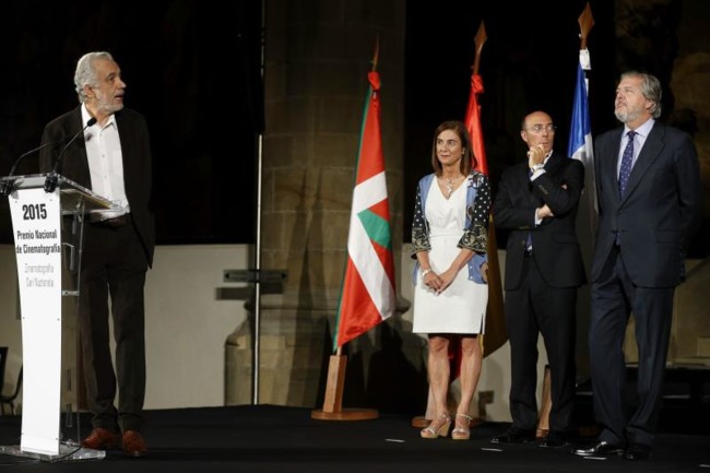 Trueba dando el discurso de agradecimiento