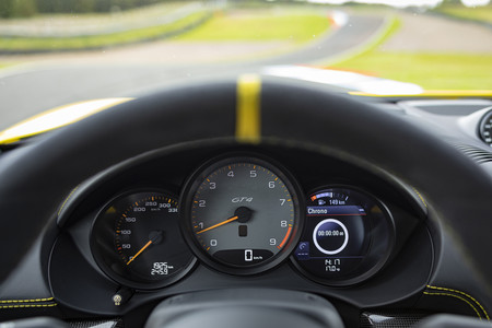 Porsche 718 Cayman GT4 cuadro relojes